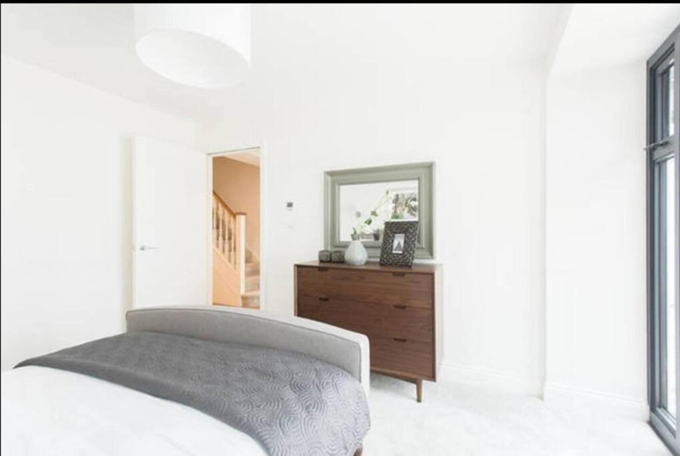 Large Three Bed Duplex Camden Case de vacanță Londra
