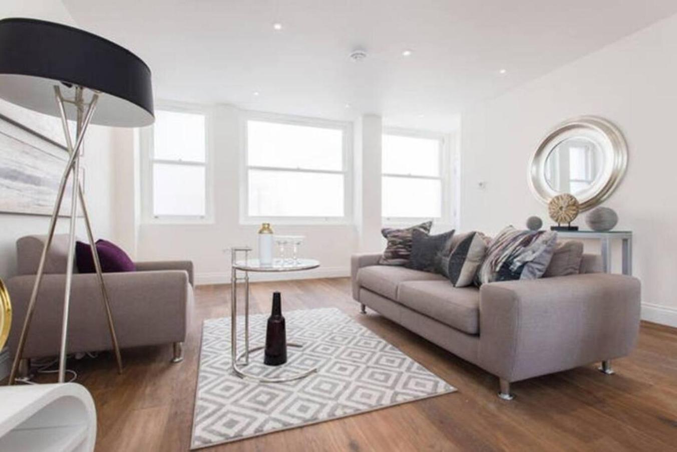 Large Three Bed Duplex Camden Londra